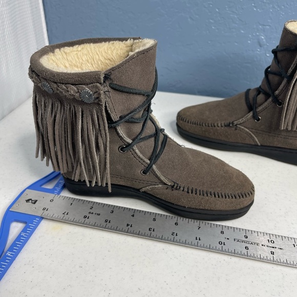 Minnetonka Tramper Boot Moccasins- Gray Suede Fringe Lace Up Boho Womens 5 - Picture 8 of 11